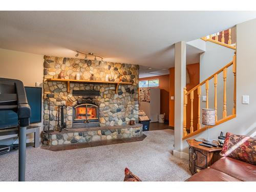 2535 Sorokin Rd, Krestova, BC - Indoor Photo Showing Living Room With Fireplace