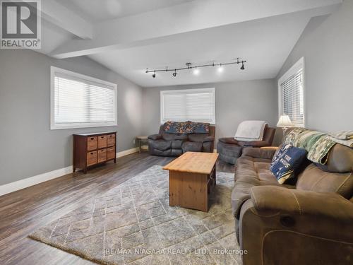 1516 Garrison Road, Fort Erie, ON - Indoor Photo Showing Living Room