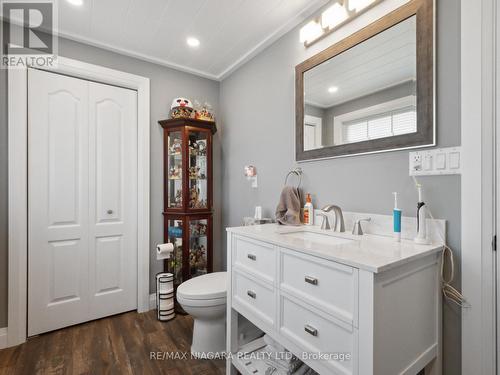 1516 Garrison Road, Fort Erie, ON - Indoor Photo Showing Bathroom