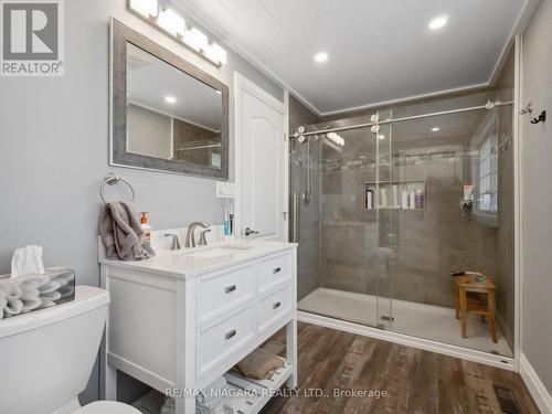 1516 Garrison Road, Fort Erie, ON - Indoor Photo Showing Bathroom