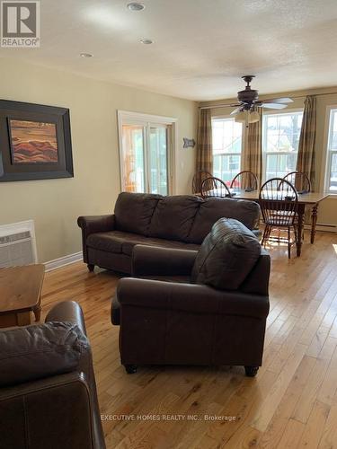 111-8 - 1052 Rat Bay Road, Lake Of Bays, ON - Indoor Photo Showing Living Room