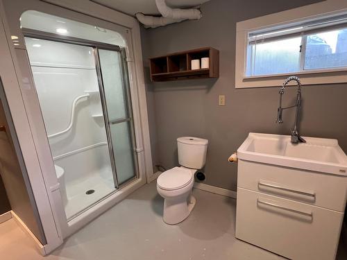 527 Portia Crescent, Trail, BC - Indoor Photo Showing Bathroom
