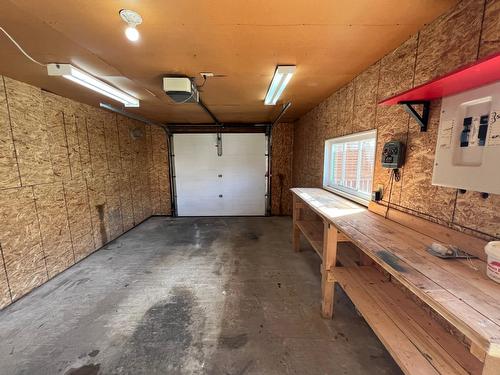 527 Portia Crescent, Trail, BC - Indoor Photo Showing Garage