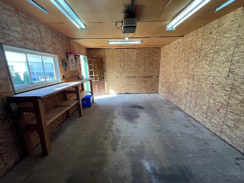 527 Portia Crescent, Trail, BC - Indoor Photo Showing Garage