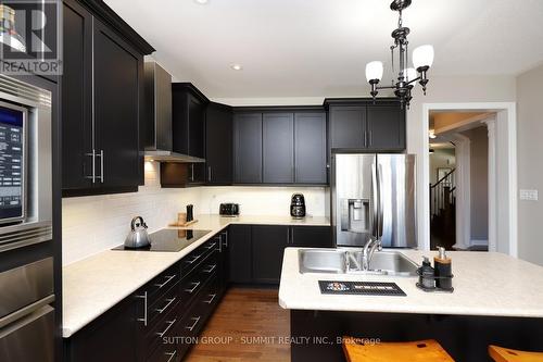 2 Ross Shiner Lane, Whitchurch-Stouffville, ON - Indoor Photo Showing Kitchen With Upgraded Kitchen
