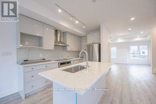 68 Covington Crescent, Whitchurch-Stouffville, ON - Indoor Photo Showing Kitchen With Upgraded Kitchen