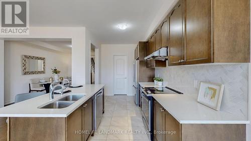 329 Silk Twist Drive, East Gwillimbury, ON - Indoor Photo Showing Kitchen With Double Sink