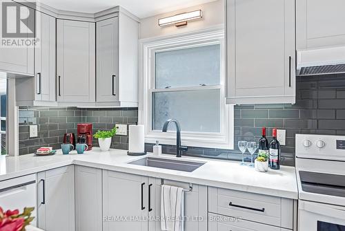 4056 Stonemason Crescent, Mississauga, ON - Indoor Photo Showing Kitchen With Upgraded Kitchen