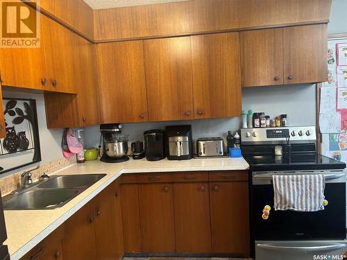 327 4Th Avenue W, Shaunavon, SK - Indoor Photo Showing Kitchen With Double Sink