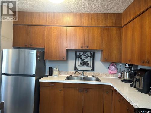 327 4Th Avenue W, Shaunavon, SK - Indoor Photo Showing Kitchen With Double Sink