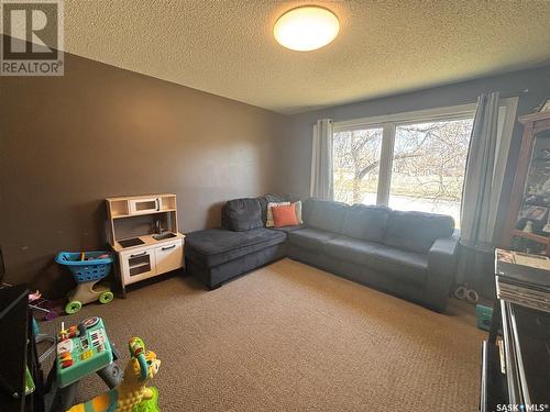 327 4Th Avenue W, Shaunavon, SK - Indoor Photo Showing Living Room