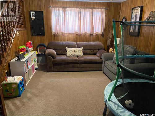 327 4Th Avenue W, Shaunavon, SK - Indoor Photo Showing Living Room