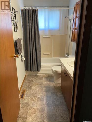 327 4Th Avenue W, Shaunavon, SK - Indoor Photo Showing Bathroom