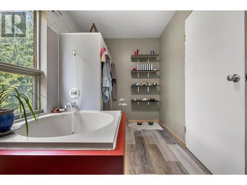 426 Aspen Road, Riondel, BC - Indoor Photo Showing Bathroom