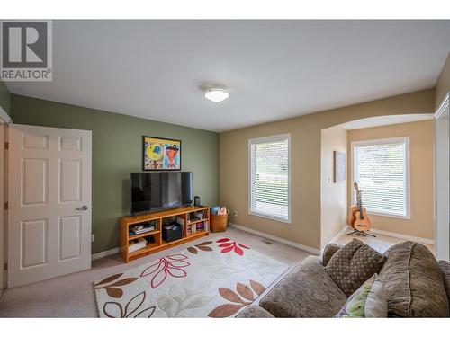 310 Spruce Avenue, Kaleden, BC - Indoor Photo Showing Living Room