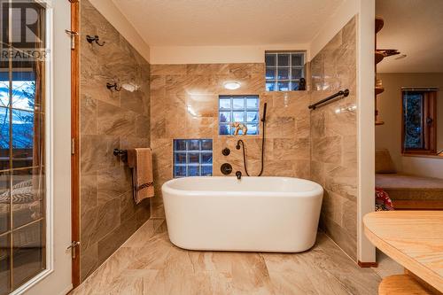 239 Stepping Stone Crescent, Spallumcheen, BC - Indoor Photo Showing Bathroom