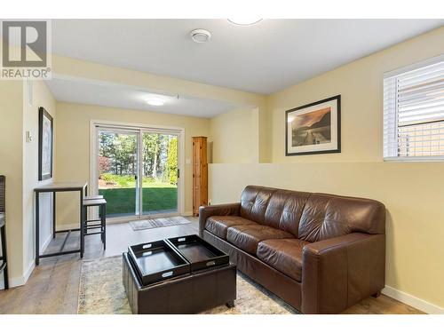 11220 Cemetery Road, Lake Country, BC - Indoor Photo Showing Living Room