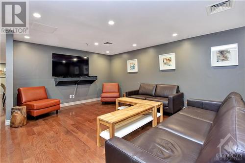 470 Laurier Avenue W Unit#205, Ottawa, ON - Indoor Photo Showing Living Room