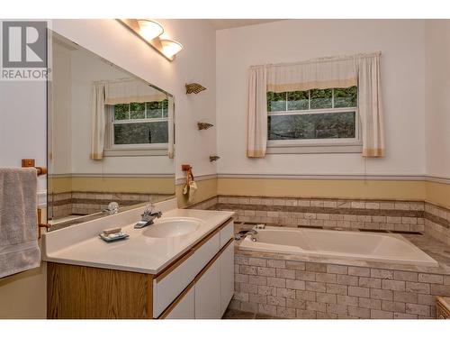 9739 Delcliffe Road, Vernon, BC - Indoor Photo Showing Bathroom