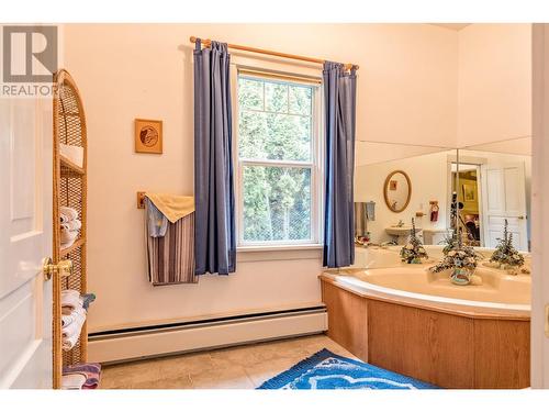 9739 Delcliffe Road, Vernon, BC - Indoor Photo Showing Bathroom