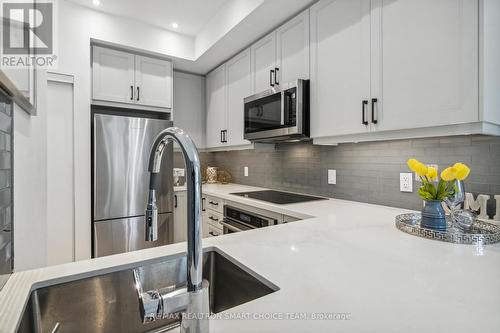 3 - 52 Holmes Avenue, Toronto, ON - Indoor Photo Showing Kitchen With Upgraded Kitchen