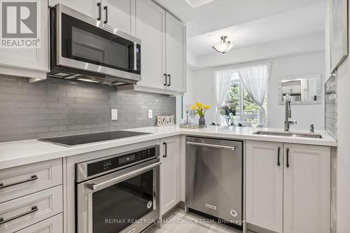 3 - 52 Holmes Avenue, Toronto, ON - Indoor Photo Showing Kitchen With Upgraded Kitchen