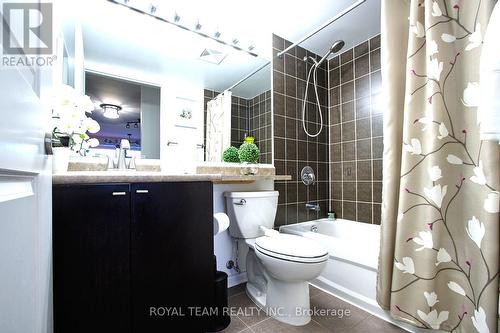 202 - 920 Sheppard Avenue W, Toronto, ON - Indoor Photo Showing Bathroom