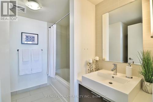 612 - 5 Hanna Avenue, Toronto, ON - Indoor Photo Showing Bathroom