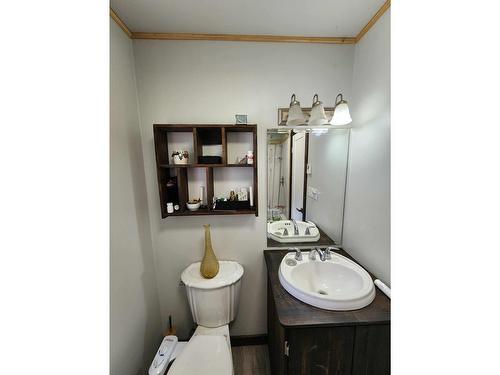 1590 Pass Creek Road, Castlegar, BC - Indoor Photo Showing Bathroom