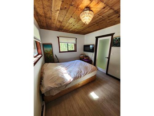 1590 Pass Creek Road, Castlegar, BC - Indoor Photo Showing Bedroom