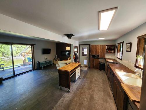 1590 Pass Creek Road, Castlegar, BC - Indoor Photo Showing Kitchen