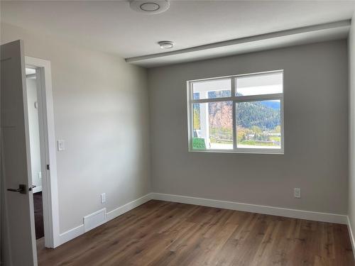 2220 Mountain View Avenue, Lumby, BC - Indoor Photo Showing Other Room