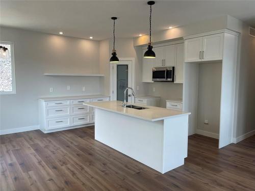 2220 Mountain View Avenue, Lumby, BC - Indoor Photo Showing Kitchen With Double Sink With Upgraded Kitchen