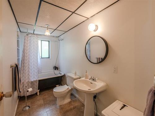 151 Sunnybrook Drive, Okanagan Falls, BC - Indoor Photo Showing Bathroom
