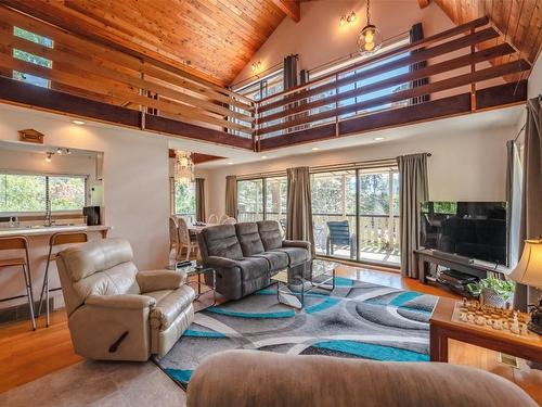 151 Sunnybrook Drive, Okanagan Falls, BC - Indoor Photo Showing Living Room
