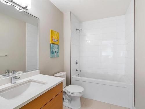 402-4000 Shelbourne St, Saanich, BC - Indoor Photo Showing Bathroom