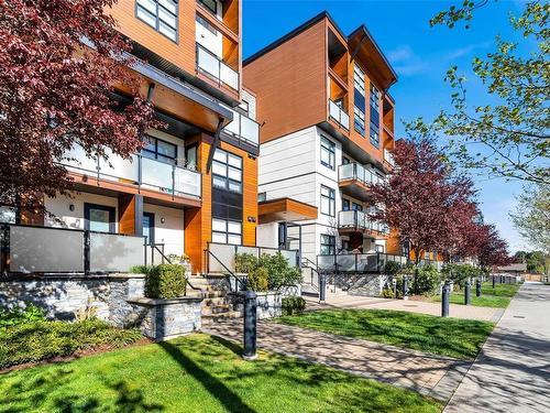 402-4000 Shelbourne St, Saanich, BC - Outdoor With Balcony
