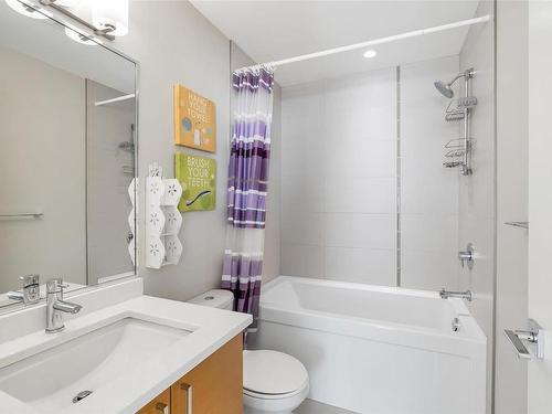 402-4000 Shelbourne St, Saanich, BC - Indoor Photo Showing Bathroom