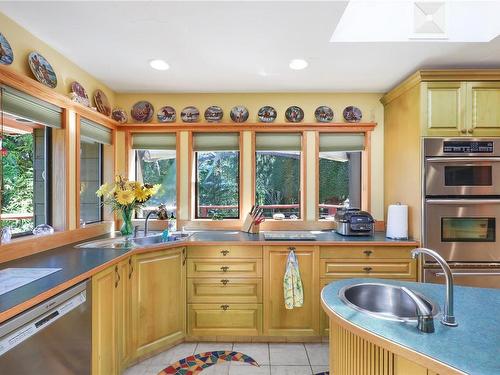 2340 Spring Rd, Campbell River, BC - Indoor Photo Showing Kitchen With Double Sink