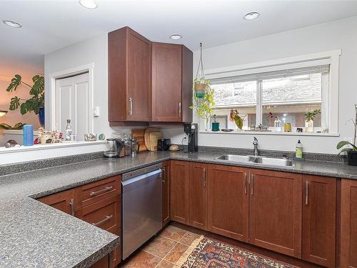 2-1430 Walnut St, Victoria, BC - Indoor Photo Showing Kitchen With Double Sink