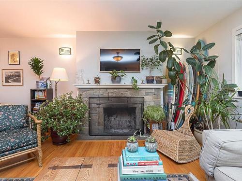 2-1430 Walnut St, Victoria, BC - Indoor Photo Showing Living Room With Fireplace