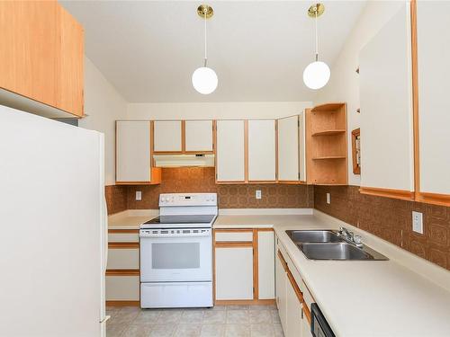 9-2030 Robb Ave, Comox, BC - Indoor Photo Showing Kitchen With Double Sink
