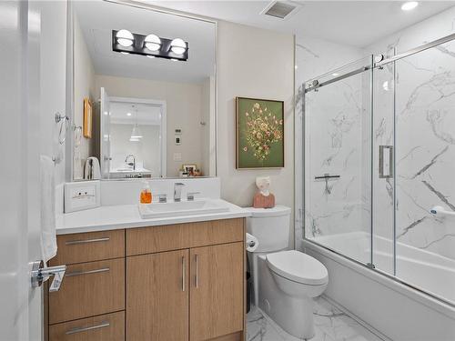 306-9861 Third St, Sidney, BC - Indoor Photo Showing Bathroom