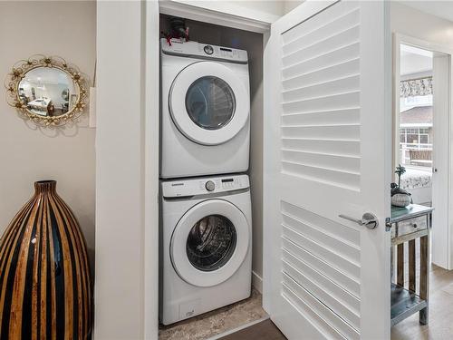 306-9861 Third St, Sidney, BC - Indoor Photo Showing Laundry Room