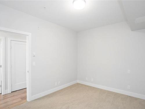 207-6544 Metral Dr, Nanaimo, BC - Indoor Photo Showing Other Room