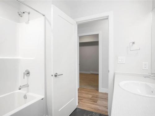 207-6544 Metral Dr, Nanaimo, BC - Indoor Photo Showing Bathroom