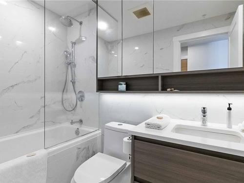 1604-777 Herald St, Victoria, BC - Indoor Photo Showing Bathroom