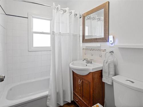 1451 Brooke St, Victoria, BC - Indoor Photo Showing Bathroom