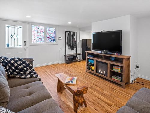 1451 Brooke St, Victoria, BC - Indoor Photo Showing Living Room