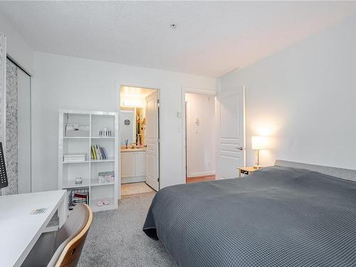 304-1580 Christmas Ave, Saanich, BC - Indoor Photo Showing Bedroom